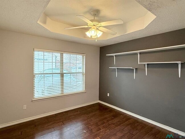 Building Photo - 1347 Oakwood Cir