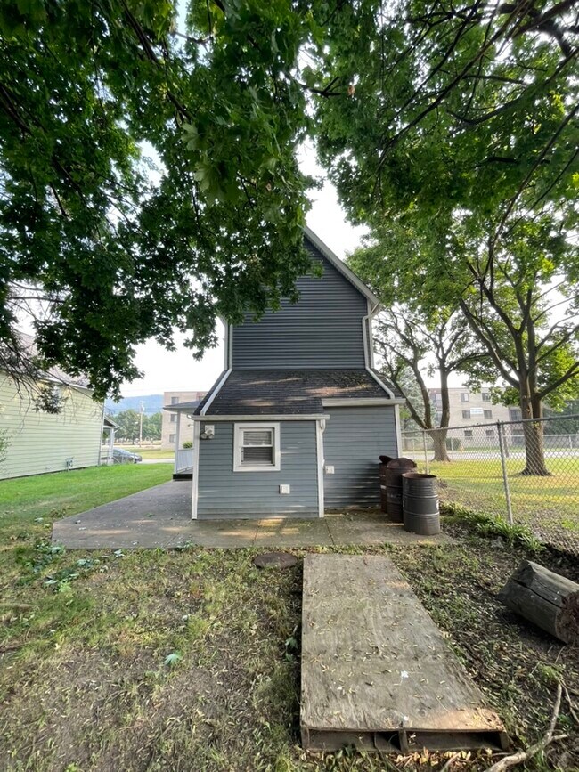 Building Photo - 928 2nd St