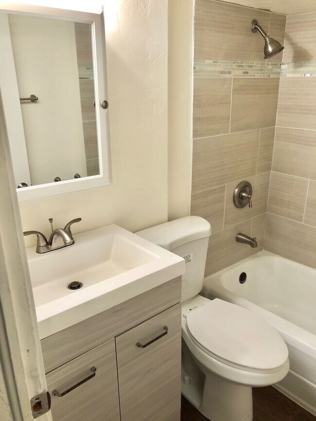 Building Photo - Beautiful Two bedroom , Holladay; 800 sq f...