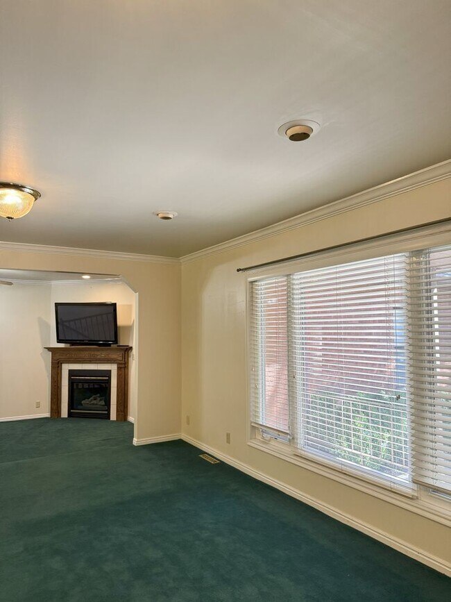Building Photo - Spacious 5 Bedroom, 2 Bath Home with Moder...
