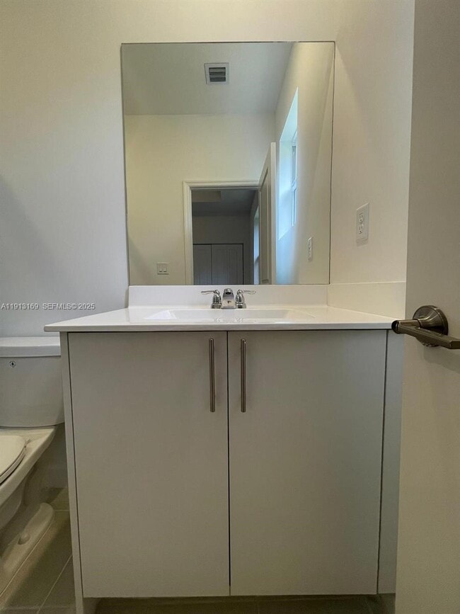 Building Photo - 1076 SE 2nd St