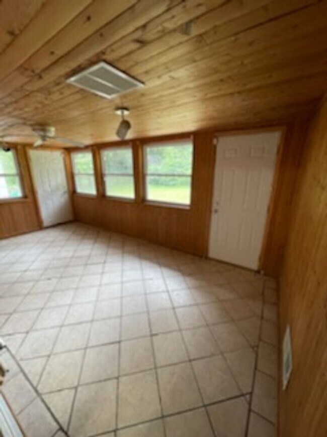 Building Photo - Large 4 Bedroom 2 Bathroom House for Rent