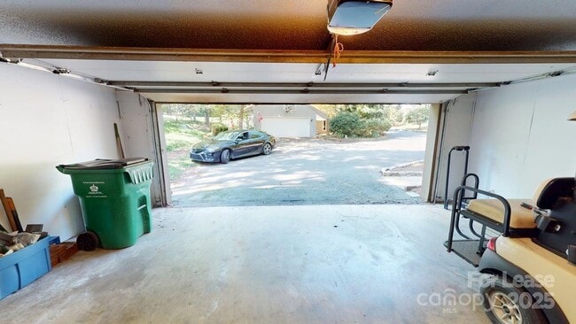 Building Photo - 4025 Woodfox Dr