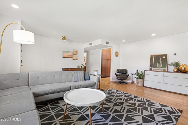 Building Photo - 1021 W Las Palmaritas Dr