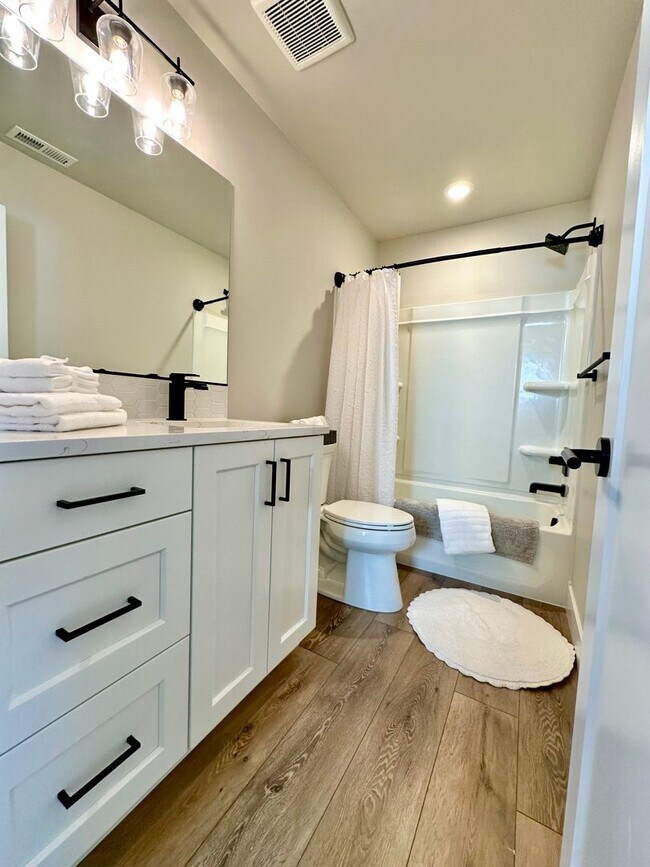 Building Photo - Beautiful 3 bdrm end unit townhome with side yard available in Petrosa.