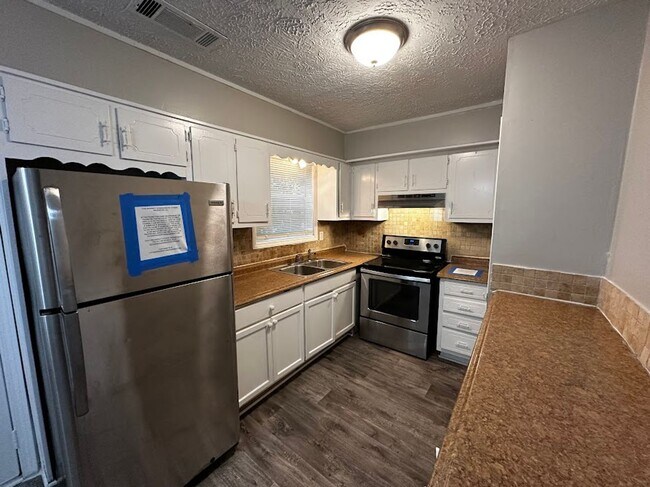 Building Photo - 1015 Cedar Ave