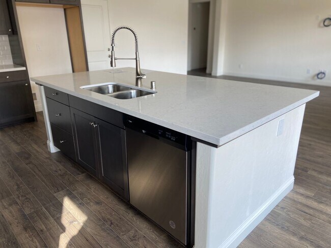 Building Photo - 4 Bedroom home located in Northside Visalia! Available Soon!