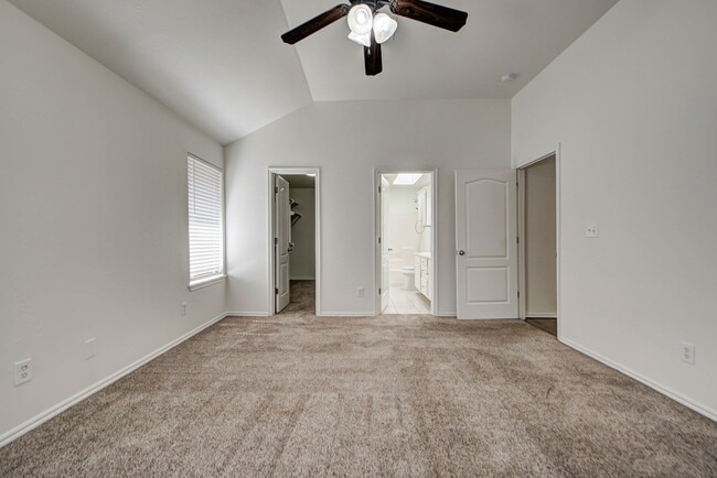 Building Photo - 608 Cavecreek St