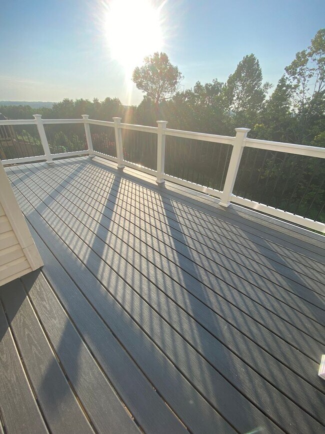 Building Photo - NORTH STAFFORD WELL MAINTAINED TOWNHOME FOR RENT