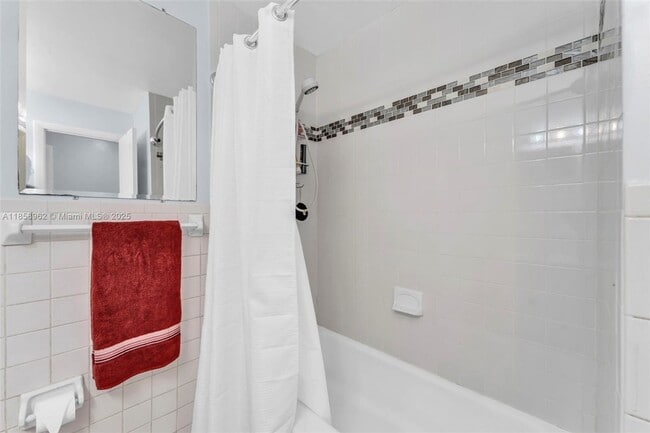 Building Photo - 820 SW 12th Ct