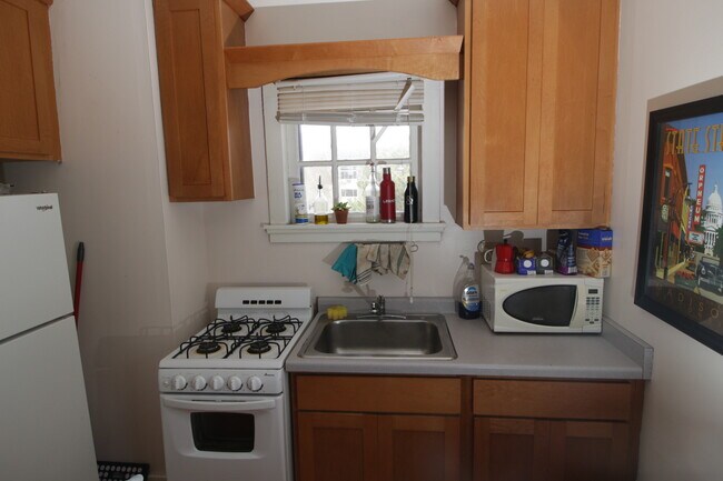 Building Photo - 2119 E Kenilworth Pl