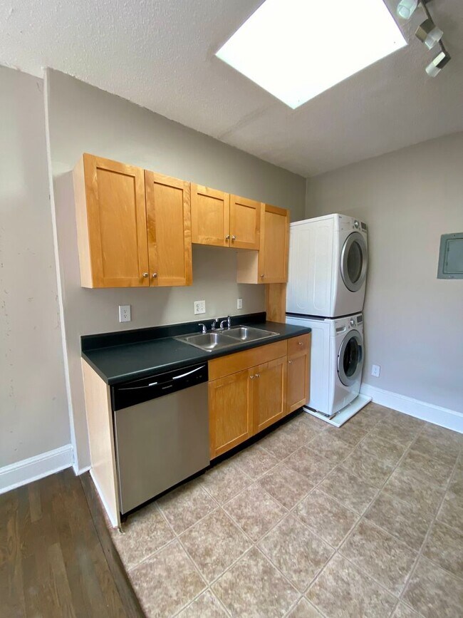 Building Photo - Two Bedroom/One Bathroom, Top Floor Minutes From Beltline