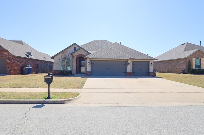 Building Photo - Spacious 3 Bedroom / 2 Bathroom with Modern Upgrade