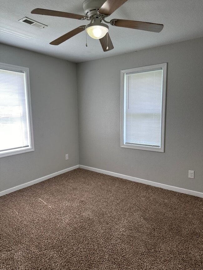 Building Photo - 3 bedroom, 1 bathroom home located in Joplin!