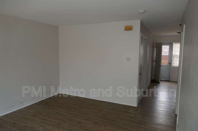 Building Photo - 748 E 5th Ct