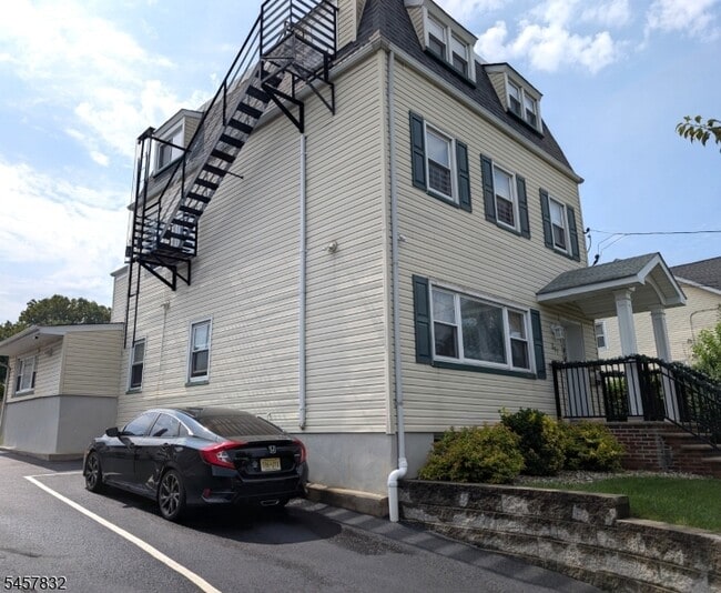Building Photo - 651 Mill St