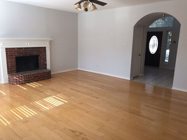 Building Photo - 5 Bedrooms in Richardson!