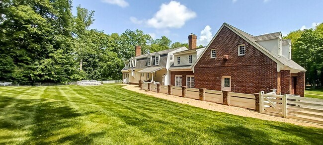 Building Photo - Oversized 4 Bedroom 3.5 Bathroom Home Situ...