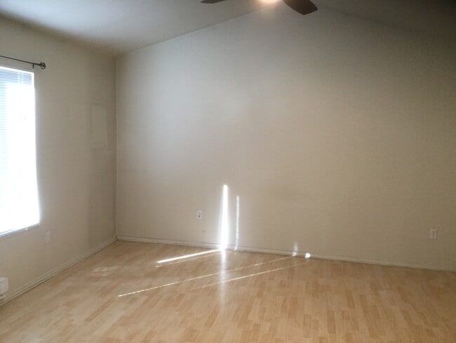 Building Photo - 7117 SW Sagert St