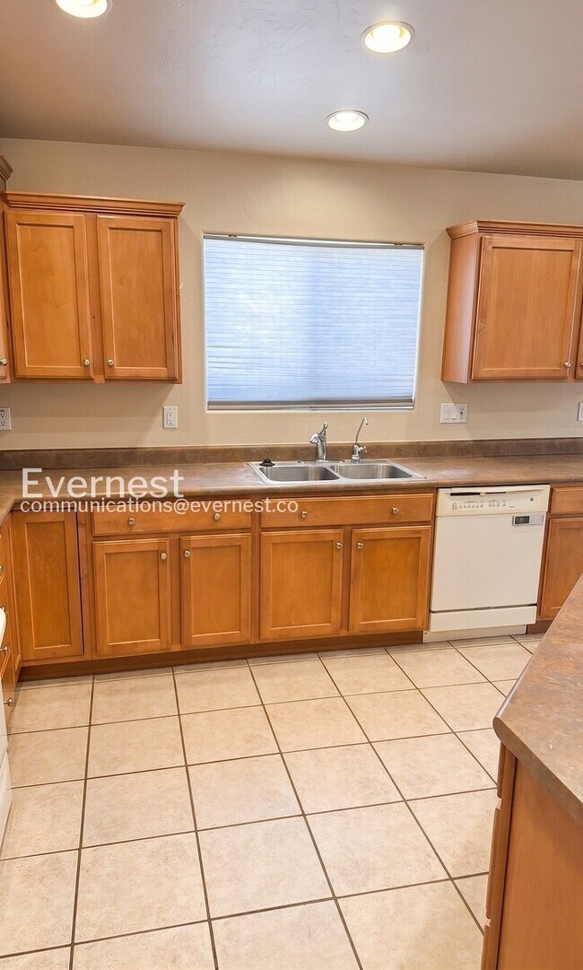 Building Photo - 3-Bed/2-Bath Home with Fenced Yard and Garage Parking/ Pet Friendly/Voucher Accepted/ Available S...