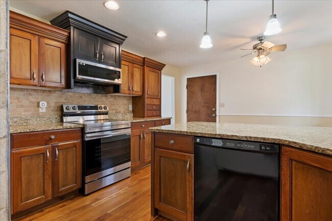 Building Photo - Perfect Family Home! 5 Beds, 3 Baths in Pl...