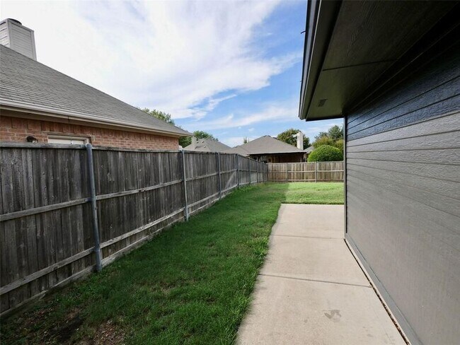 Building Photo - 4502 Highlands Dr