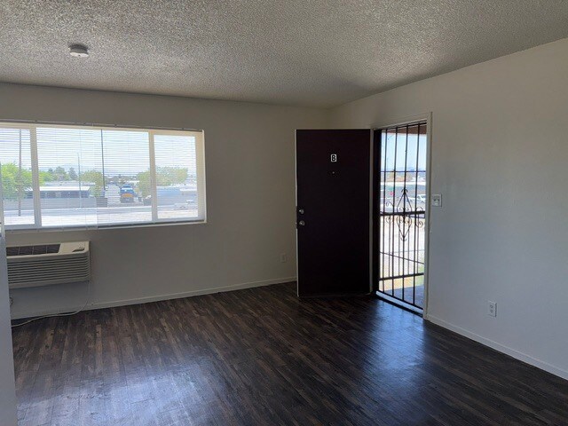 Building Photo - 2230 Dolly Ln