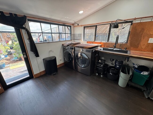 Building Photo - Remodeled 3BR/2BA Oasis with Hot Tub, Saun...