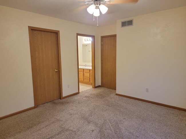 Building Photo - "Spacious 3-Bedroom Side by Side Duplex in...
