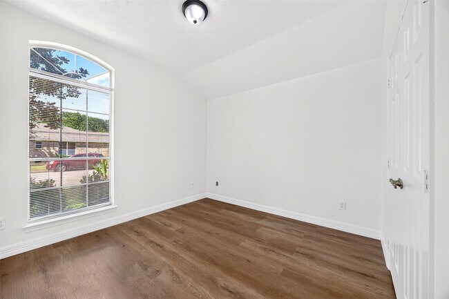 Building Photo - 15307 Flemington Ave
