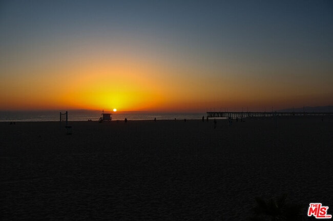 Building Photo - 3505 Ocean Front Walk