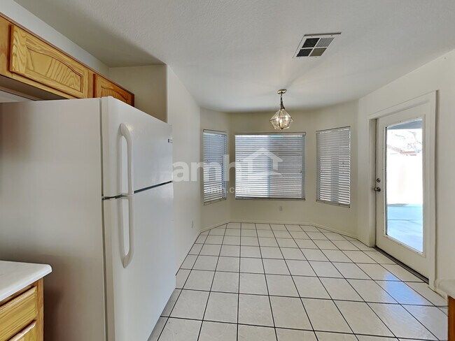 Building Photo - 4824 E Hilton Ave