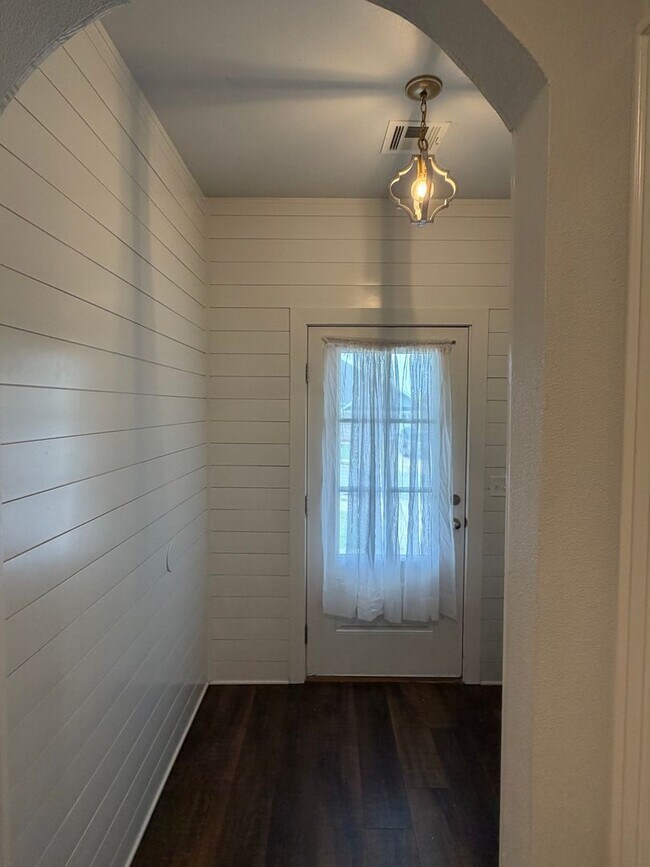Building Photo - Beautiful craftsman home in highly desirable neighborhood