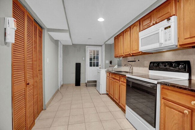 Building Photo - 434 Folcroft St