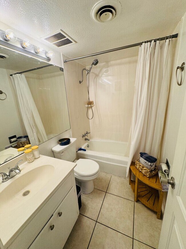 Building Photo - 1100 Alvarado Dr SE