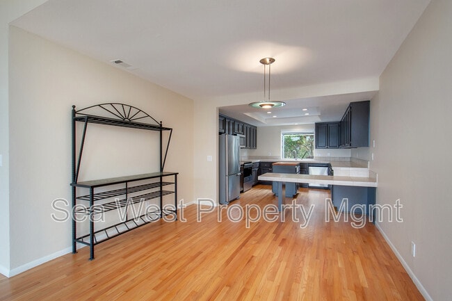 Building Photo - 846 S Cedros Ave