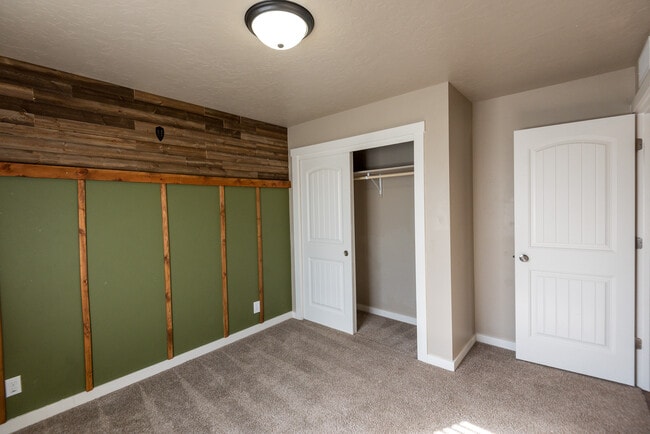 Building Photo - 2803 Tamarack St
