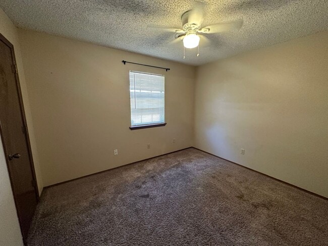 Building Photo - 3/2/2 Located of Washington and Hillside