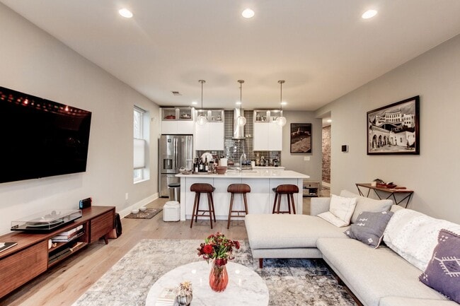 Building Photo - Stunning premium corner Townhome condo in ...