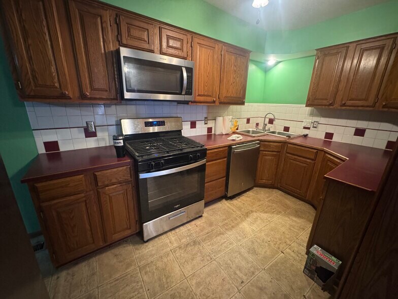 Building Photo - 2116 S Gold St