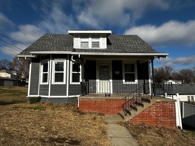 Primary Photo - 215 E Cherry St