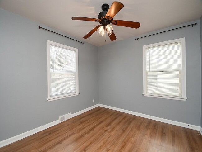 Building Photo - Cute Bungalow