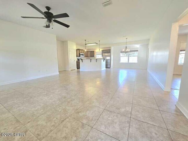 Building Photo - 19 Flamenco St