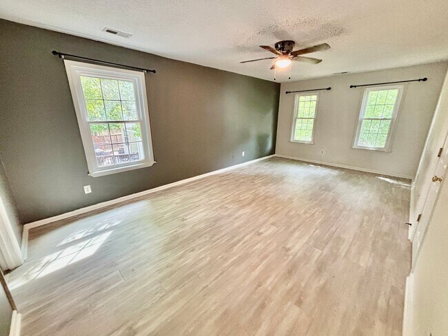 Building Photo - 4 bedroom/ 2.5 bathroom- Village Square of Williamsburg