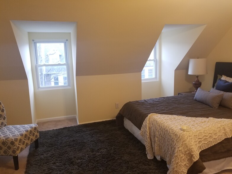 Master bedroom - 4937 Chancellor St