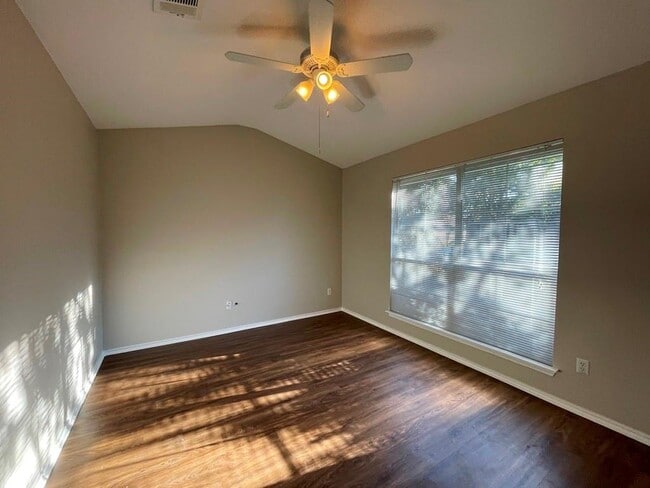 Building Photo - 162 Dressen