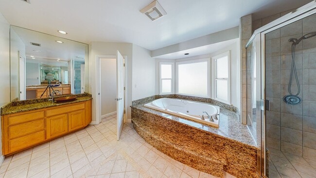 Building Photo - *** Gorgeous 4 bed 3 bath Single Family Ho...
