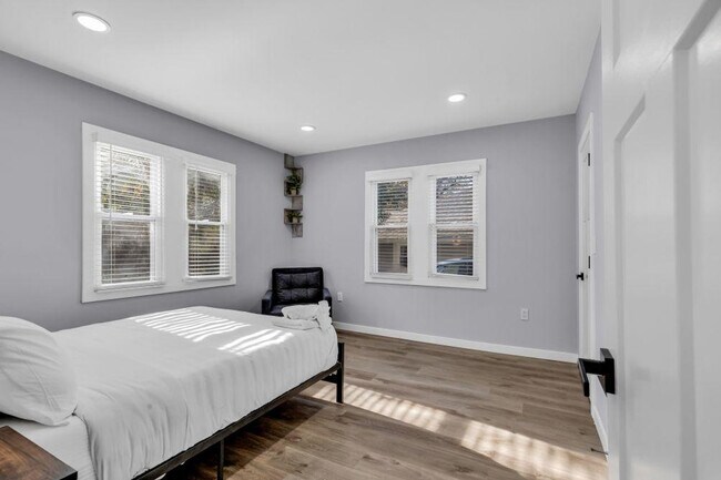 Building Photo - 830 Parkwood Ave