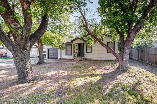 Building Photo - Charming 2-Bedroom Cottage with Big Backyard