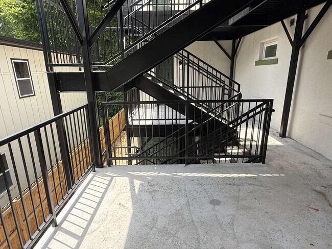 Building Photo - Come check out the West End Flats!